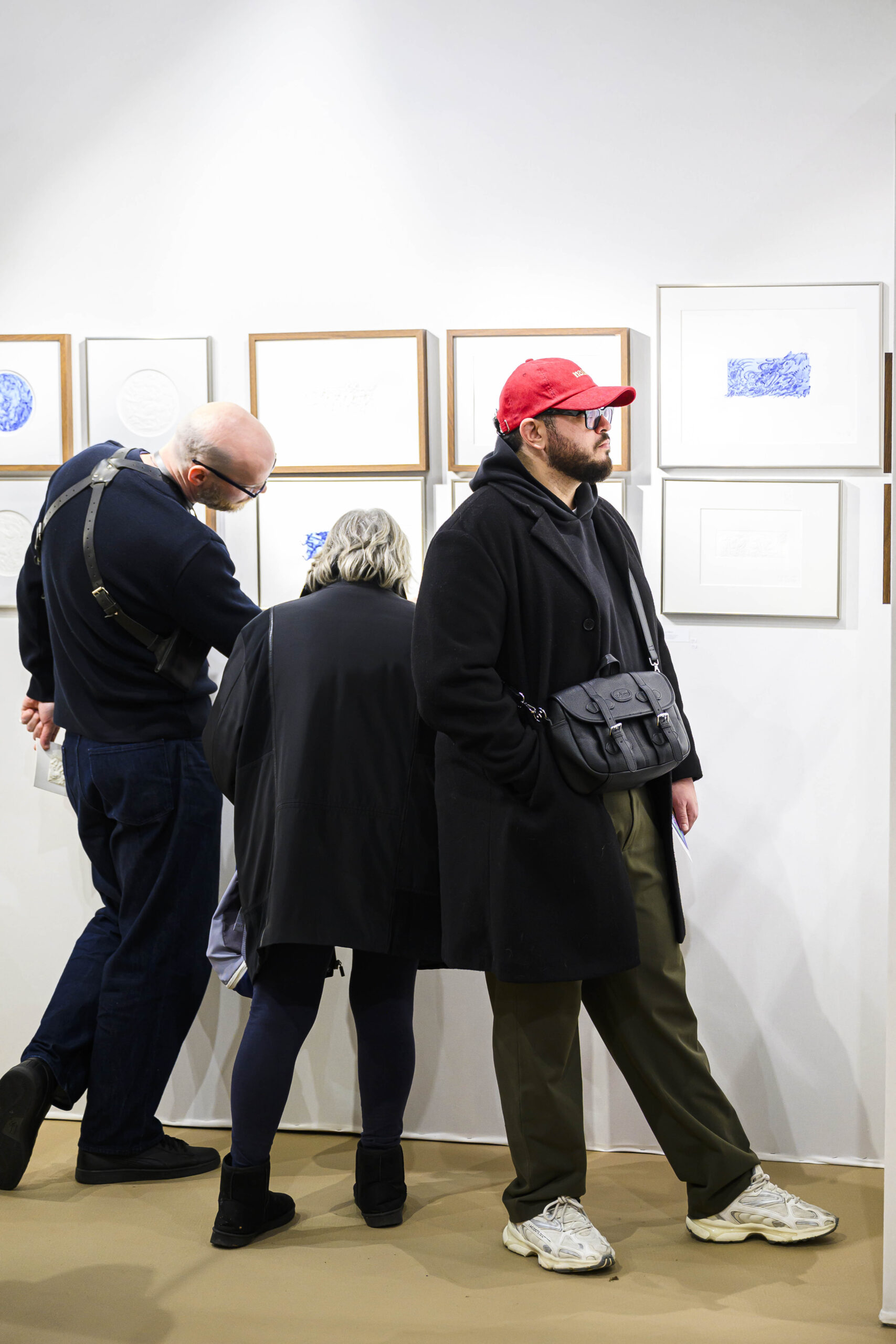 Clément Vinot Battistoni à Ob’Art Paris 2025 montrant ses gravures à des visiteurs