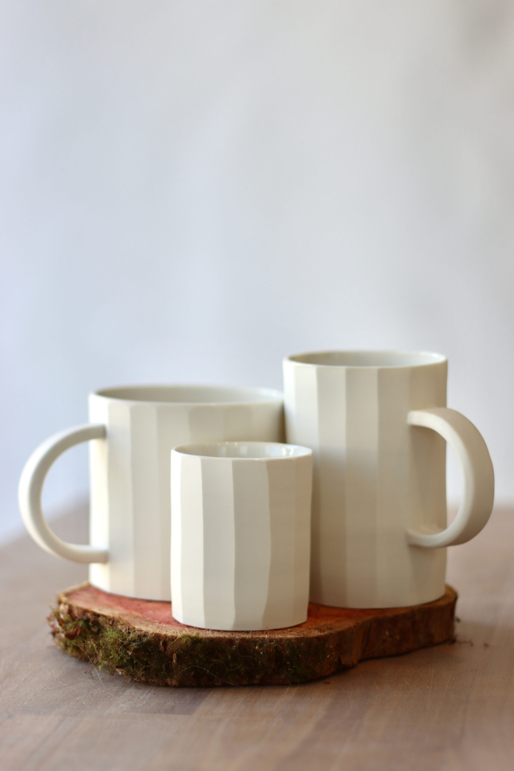 Trois tasses blanches en céramique au format différent