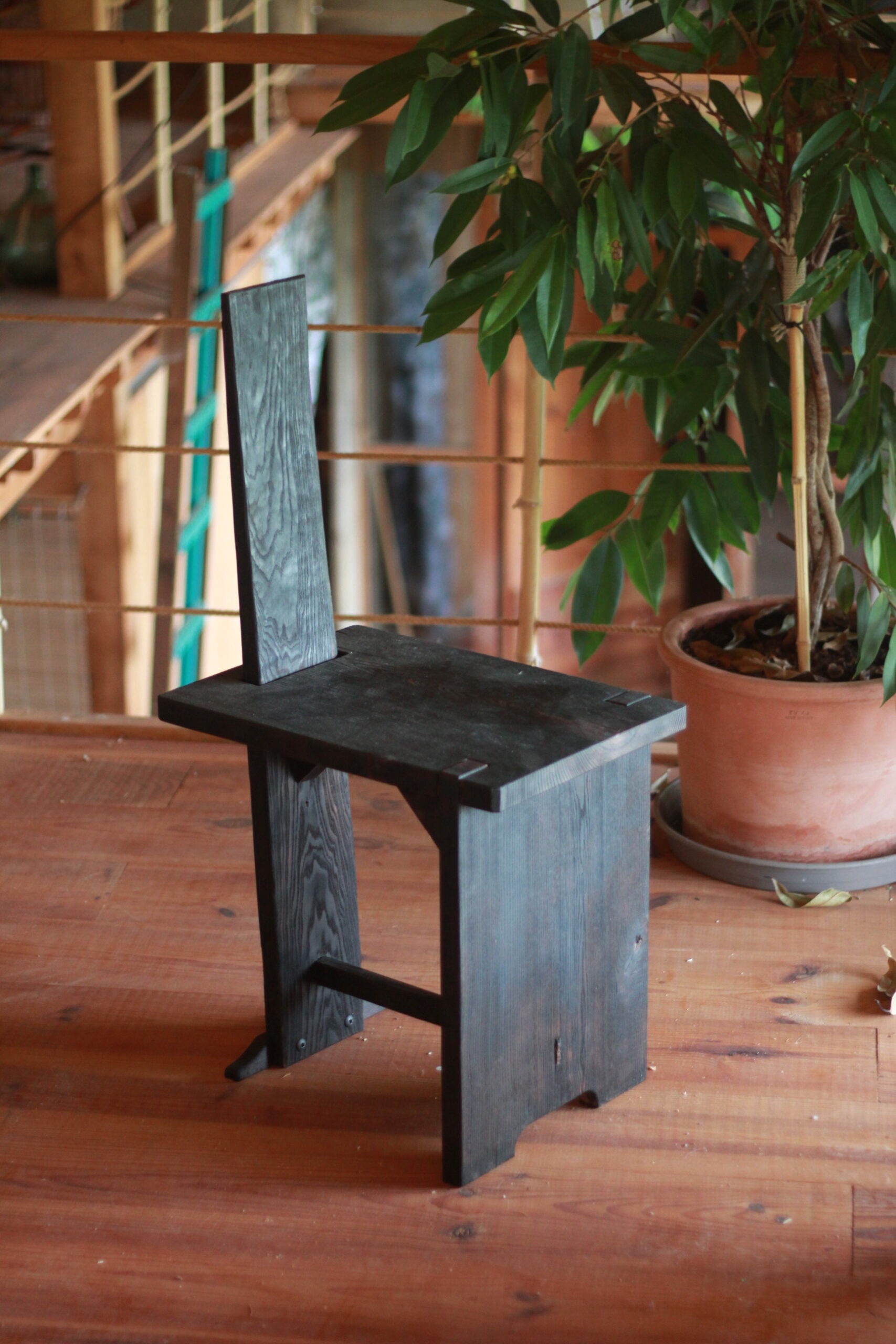 Une chaise en bois réalisée par Rémi Boutillon