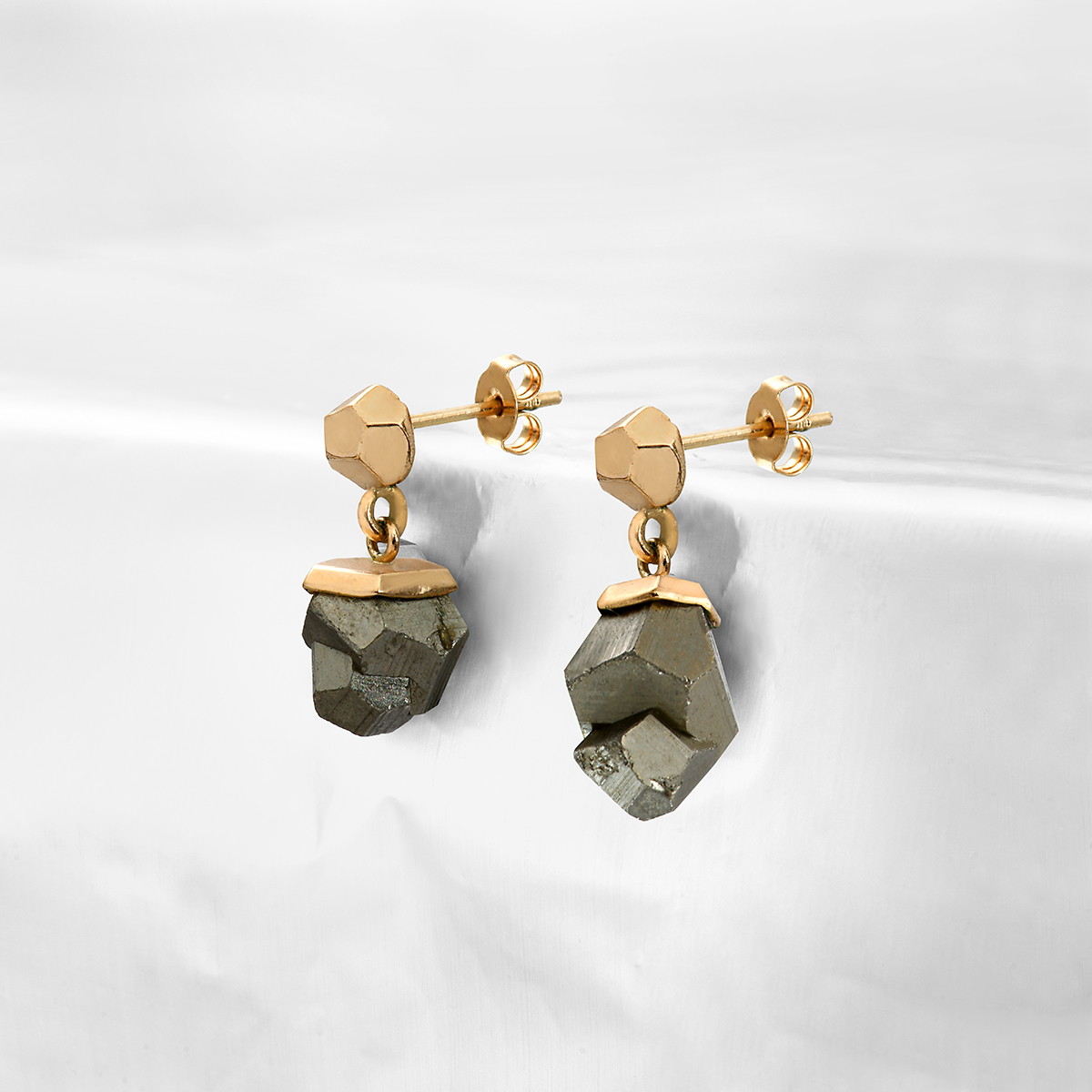 Des boucles d’oreille aux fragments bruts