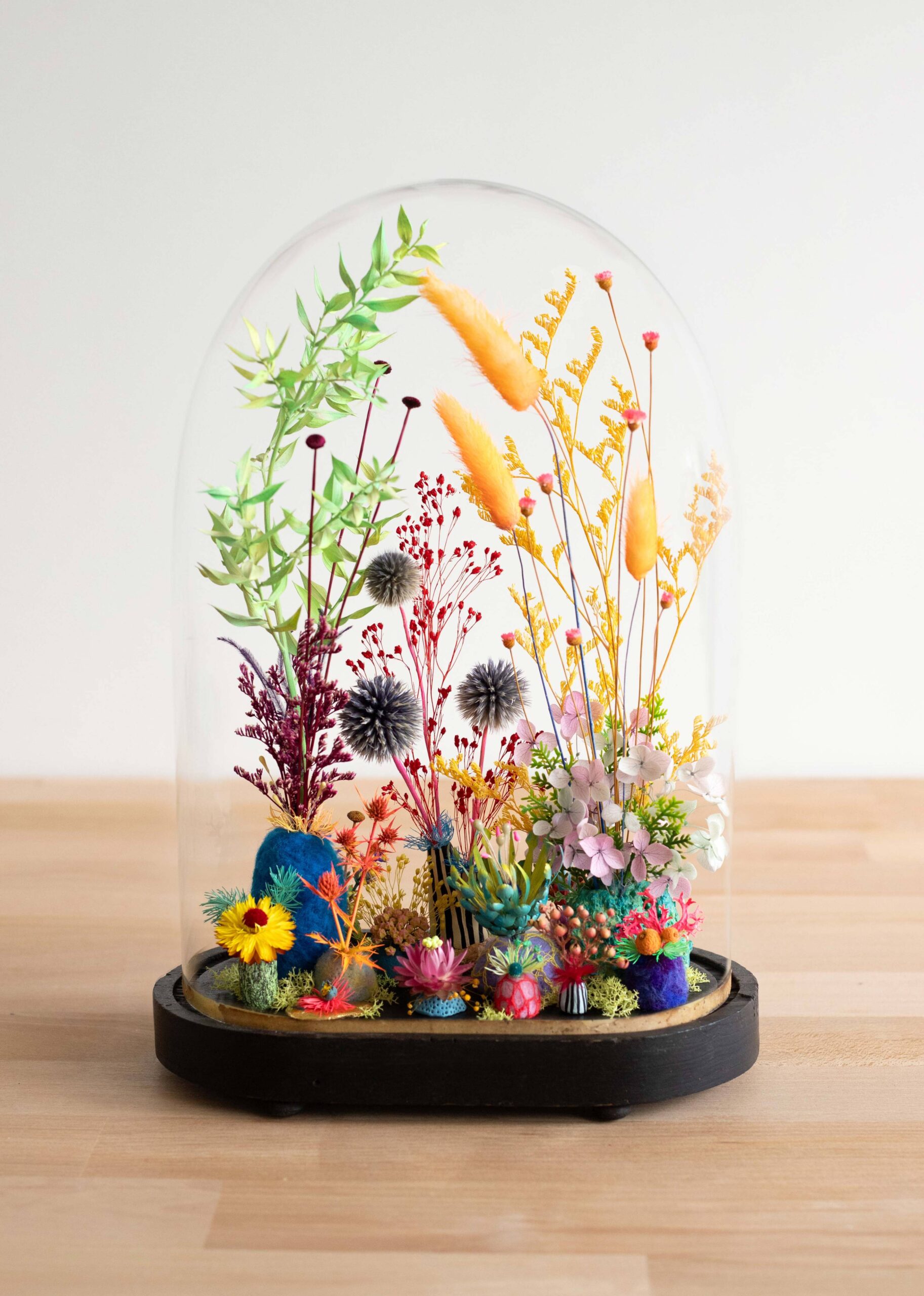 Création florale sous cloche en verre