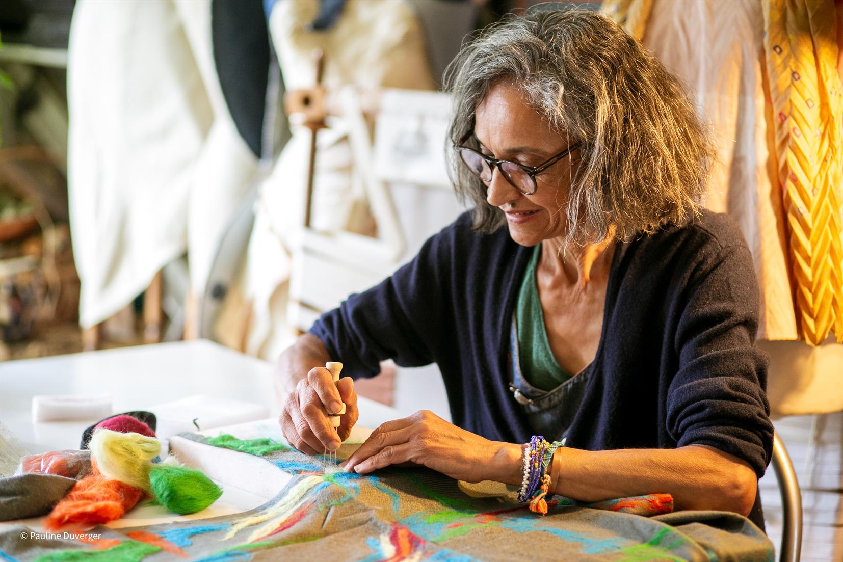 Artisan d’art réalisant une création textile dans son atelier