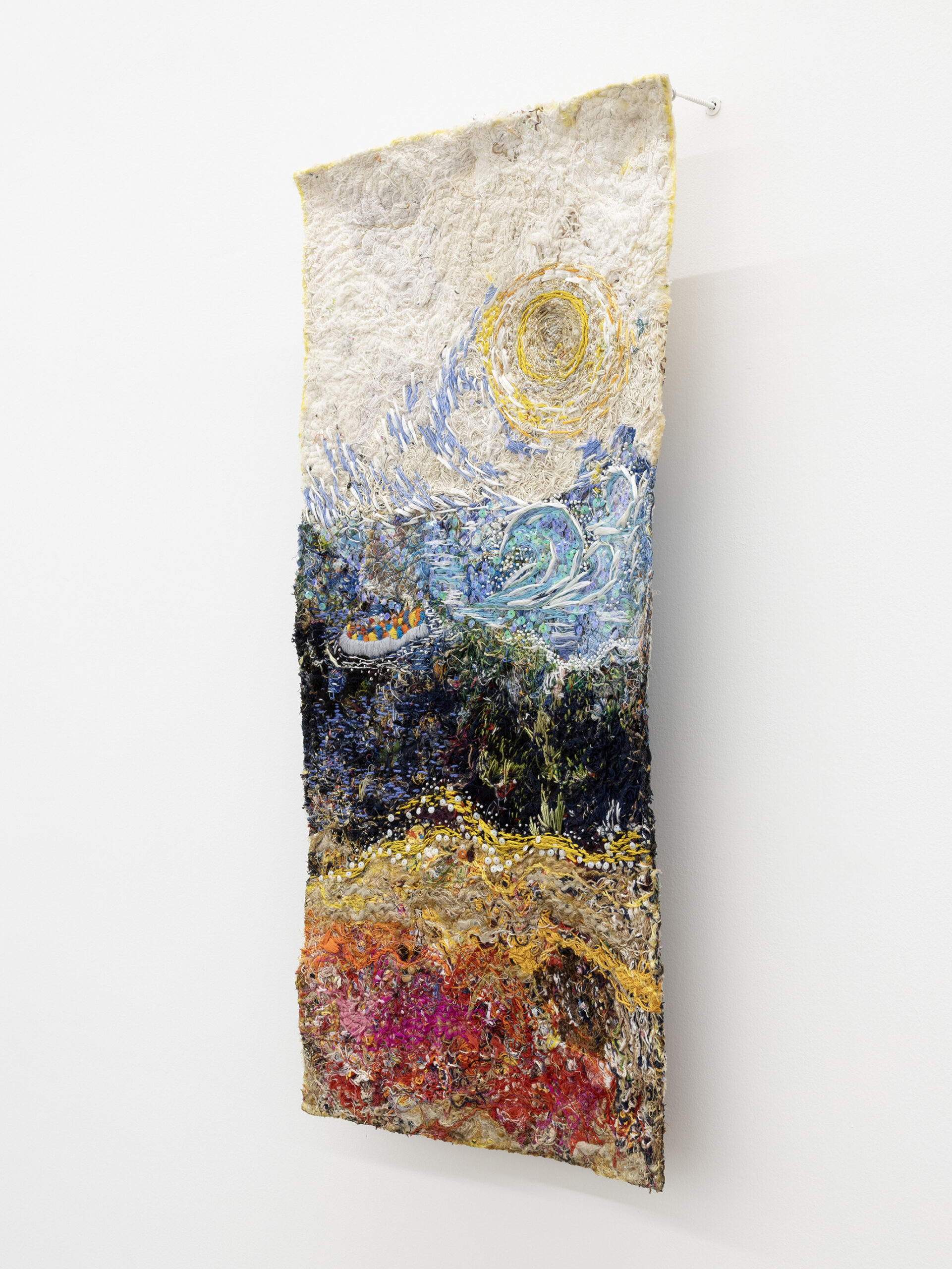Broderie colorée montrant un paysage réalisée par Cousu malice