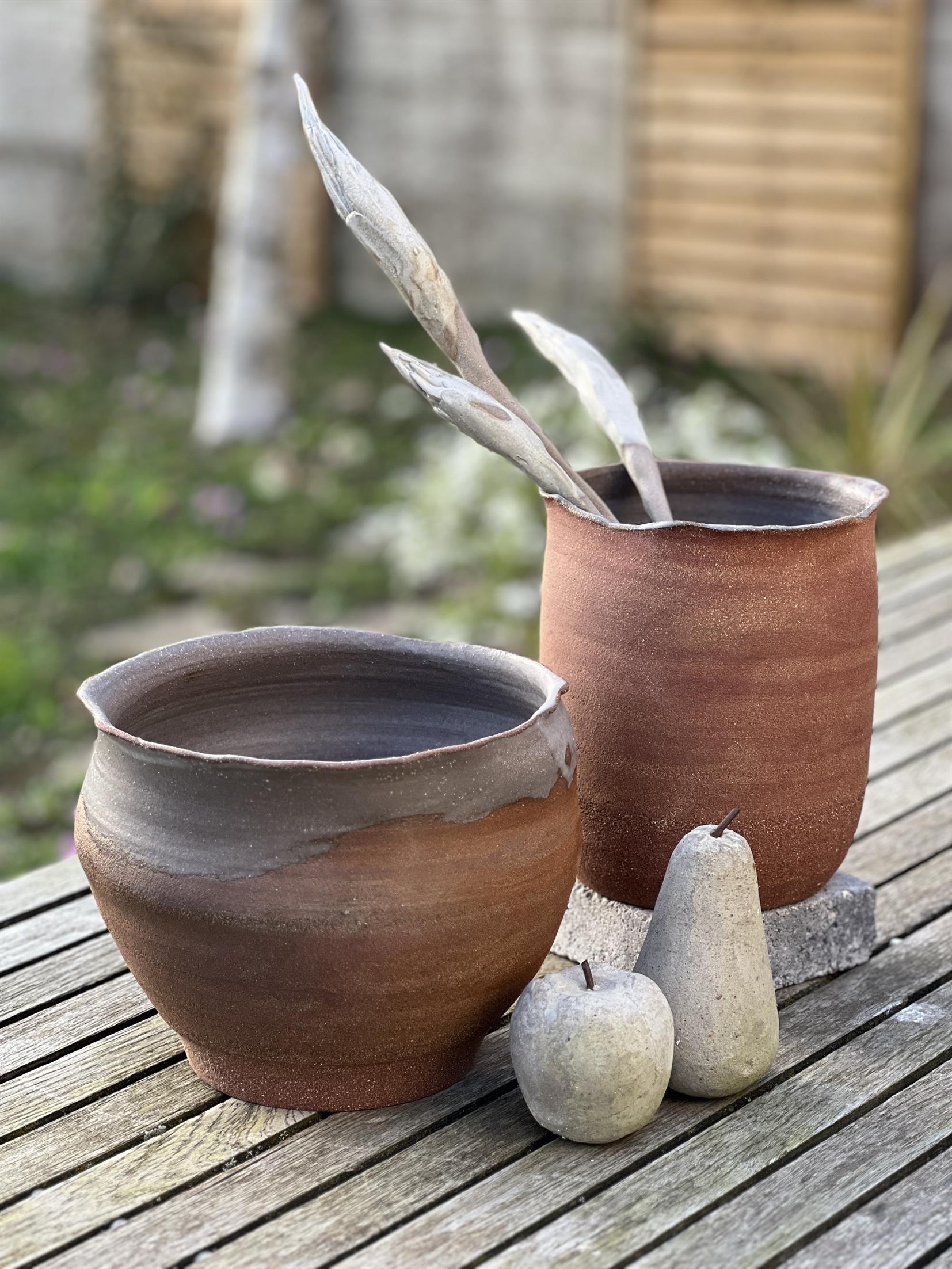 Pot accueillant des fleurs de Flo céramiques