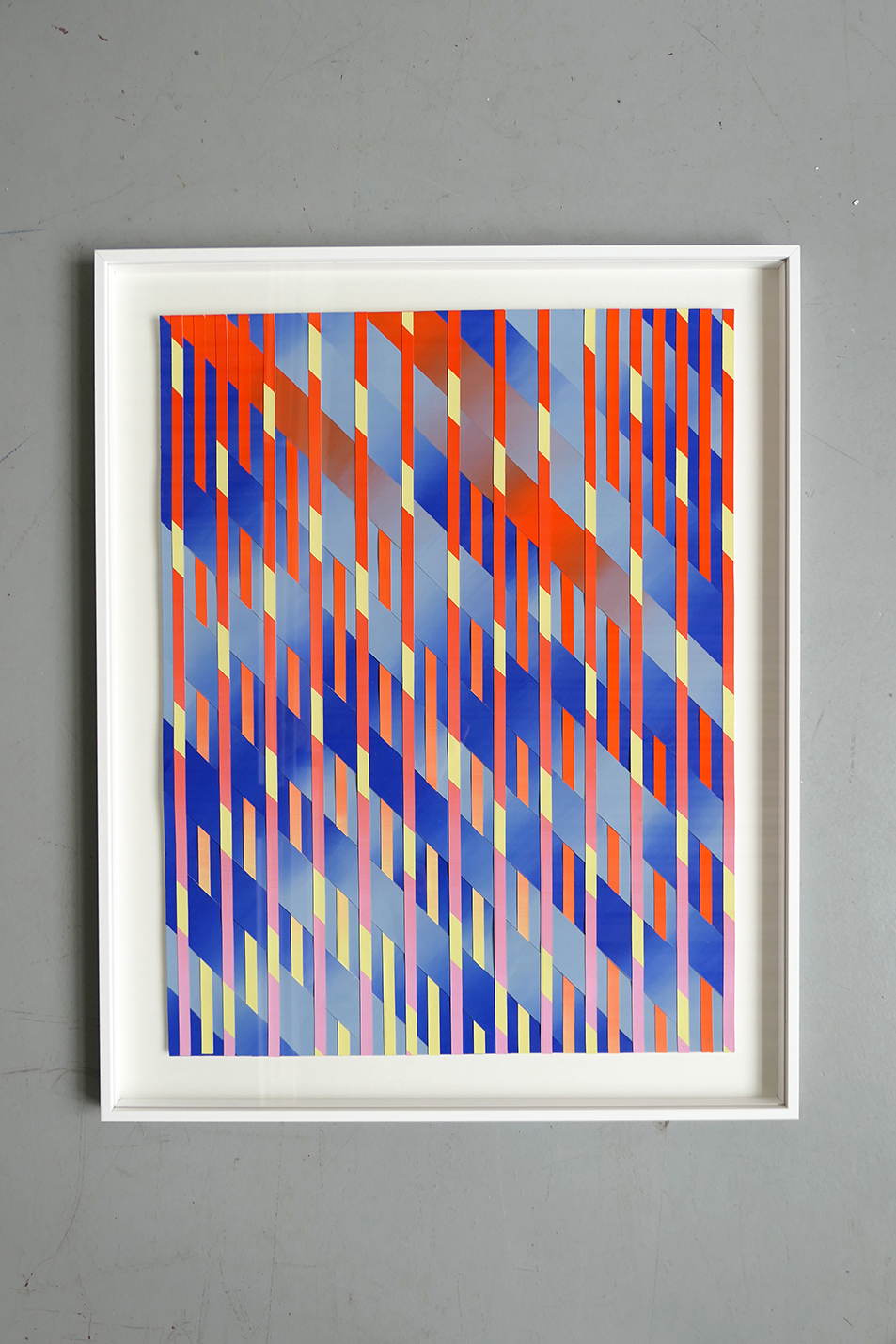 Motifs colorés en papier dans un cadre blanc