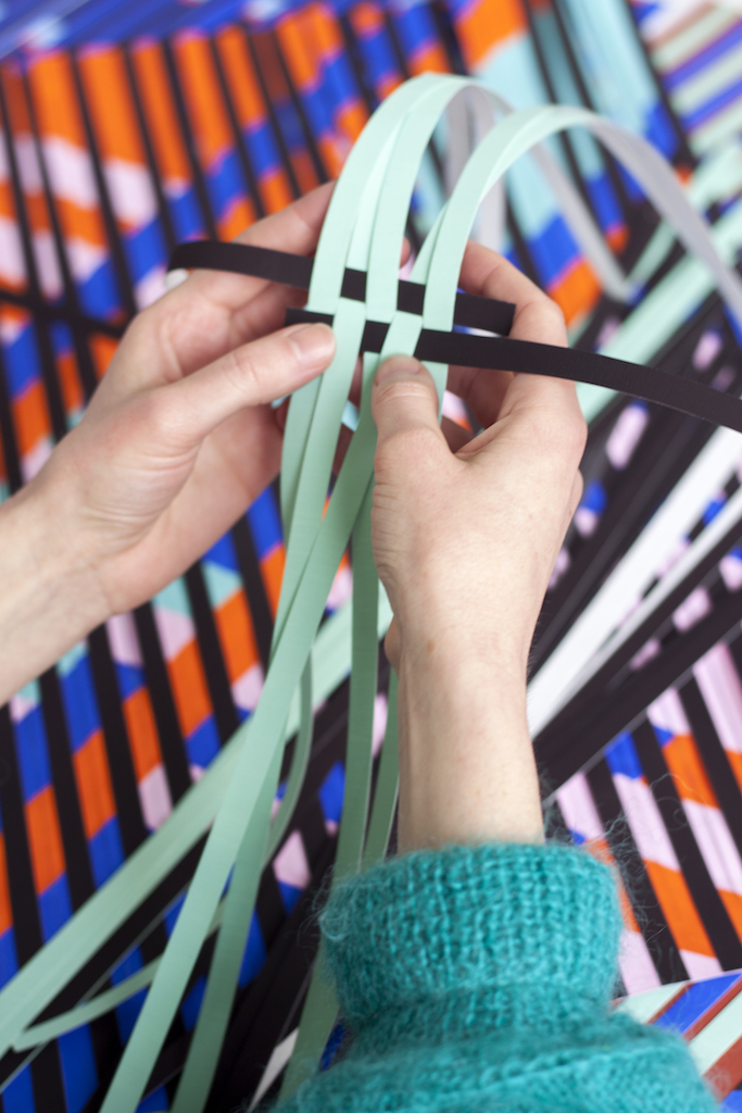 Geste artisanal travaillant le papier de Jennifer Hugot