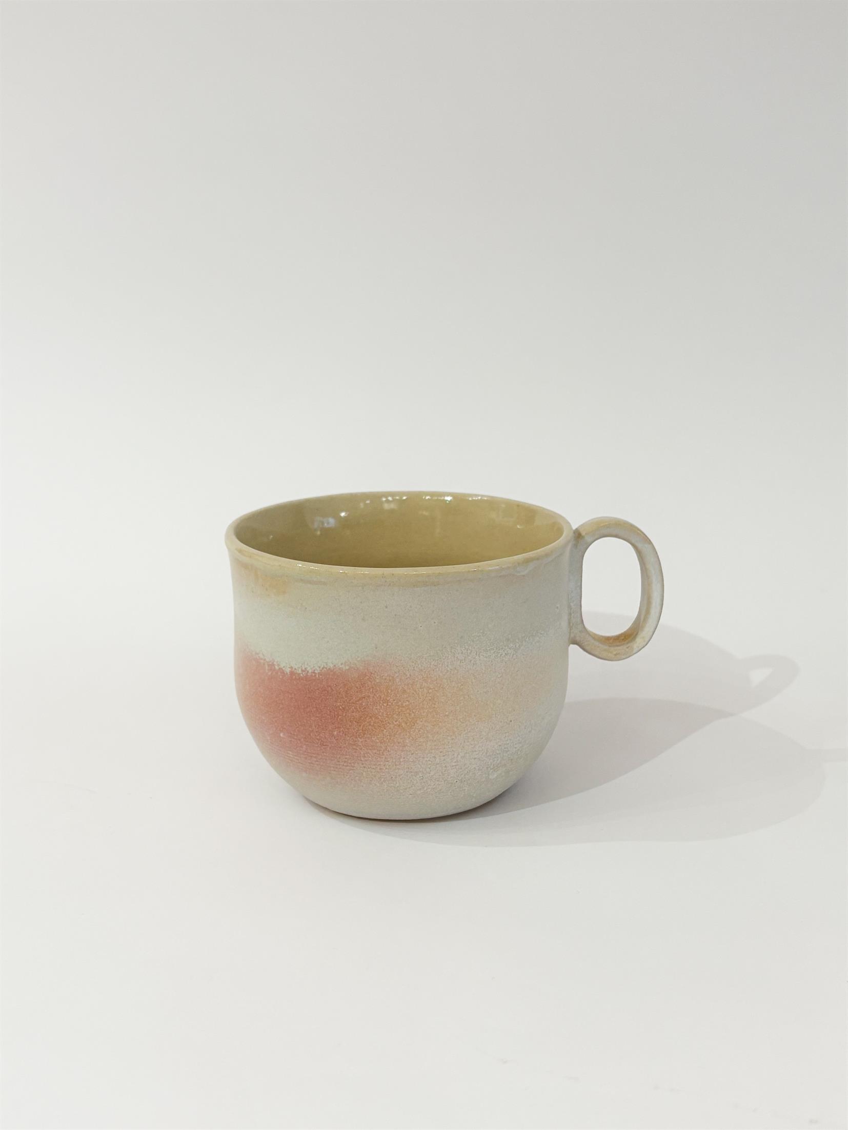 Tasse en céramique avec une anse de Manon Ledieu