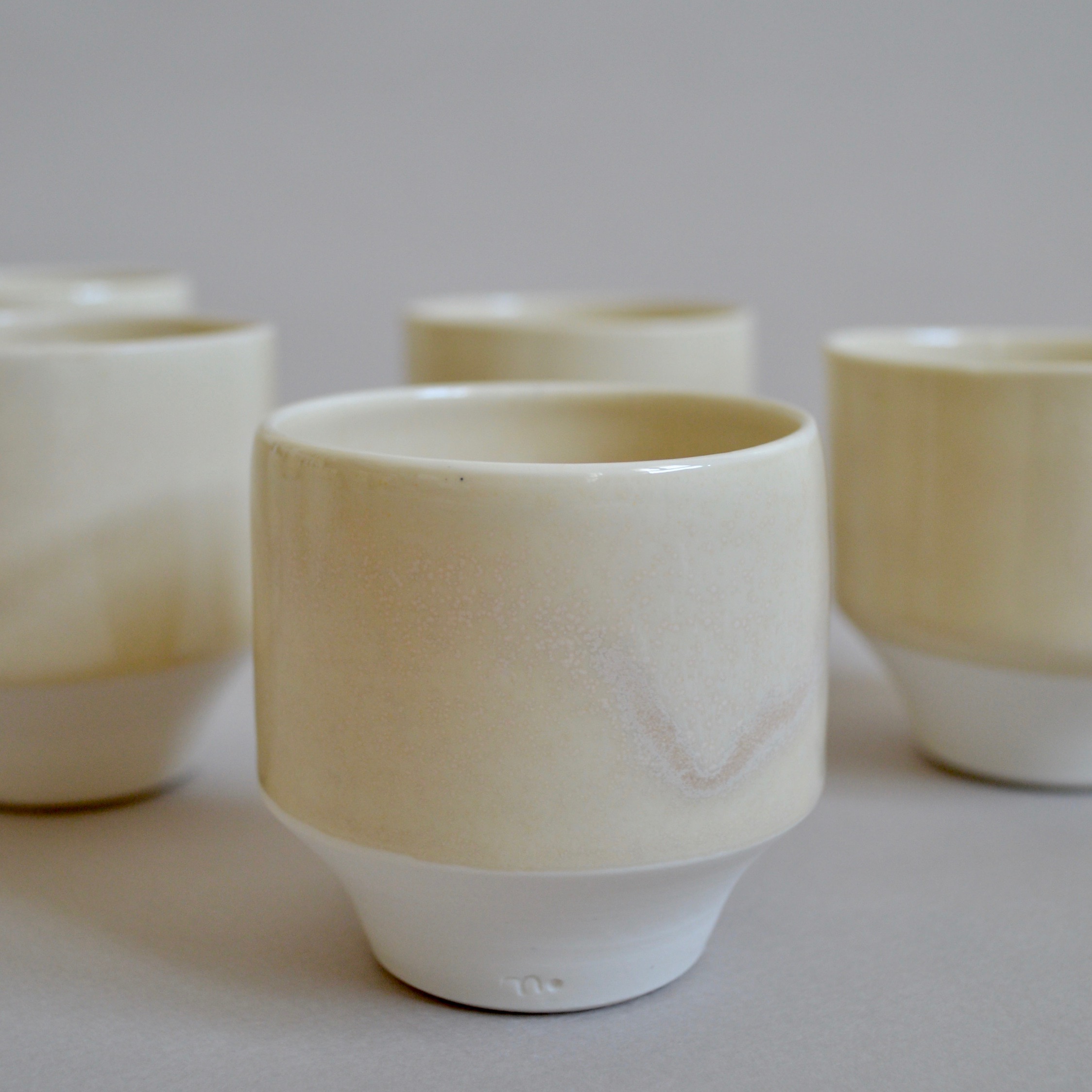 Tasses en céramique de Marion Barret, couleur claire