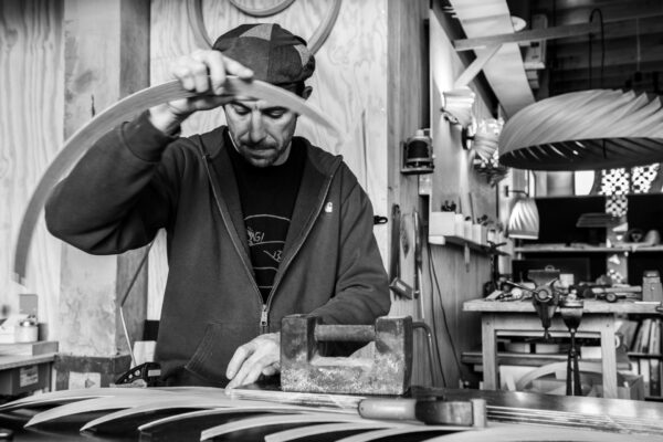 Artisan d’art travaillant le bois dans son atelier