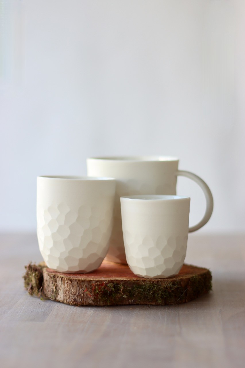 Une tasse en céramique blanche