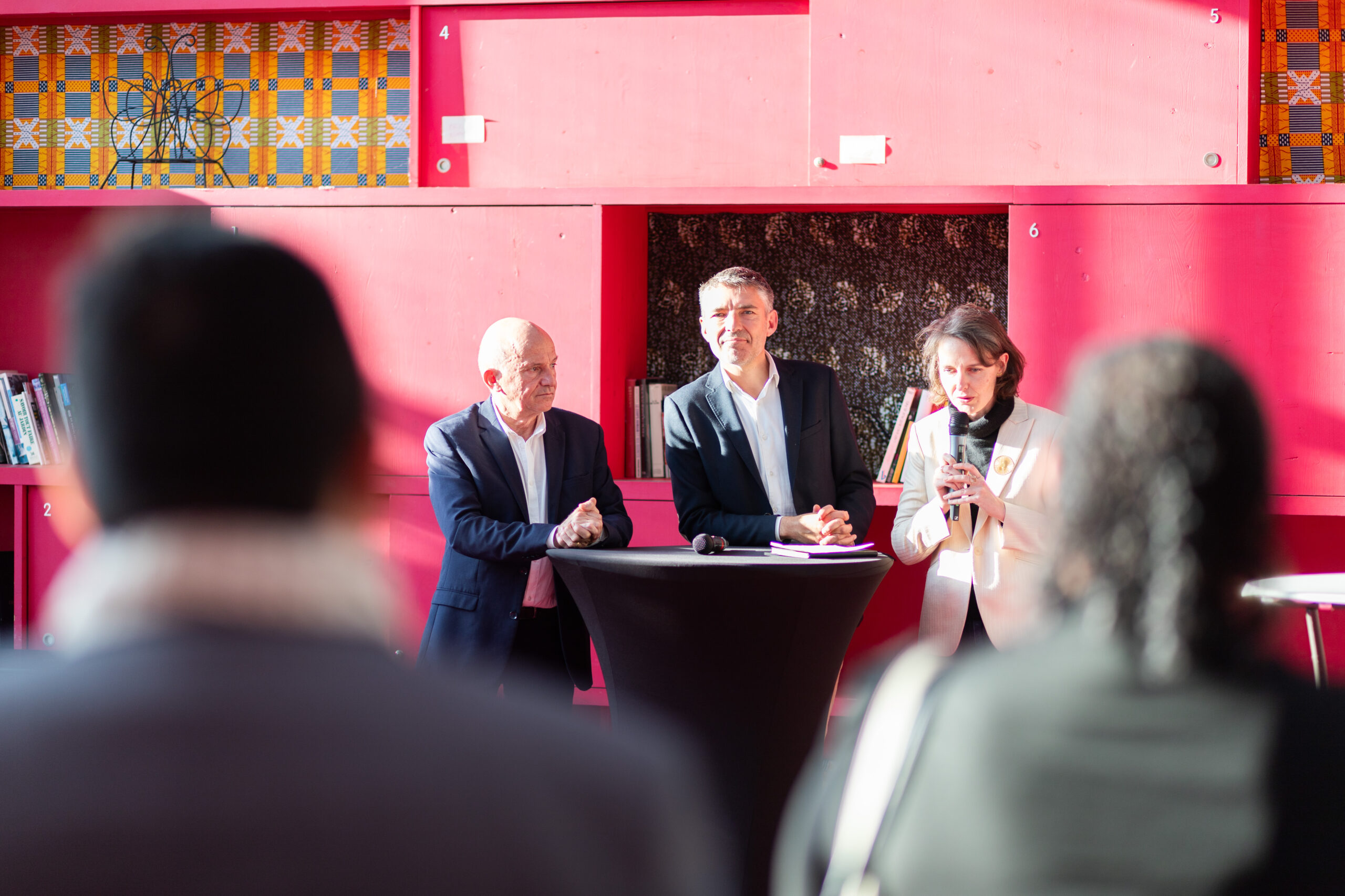 3 intervenants lors d’une conférence au salon Ob’Art Plaine Commune devant un public à l’écoute