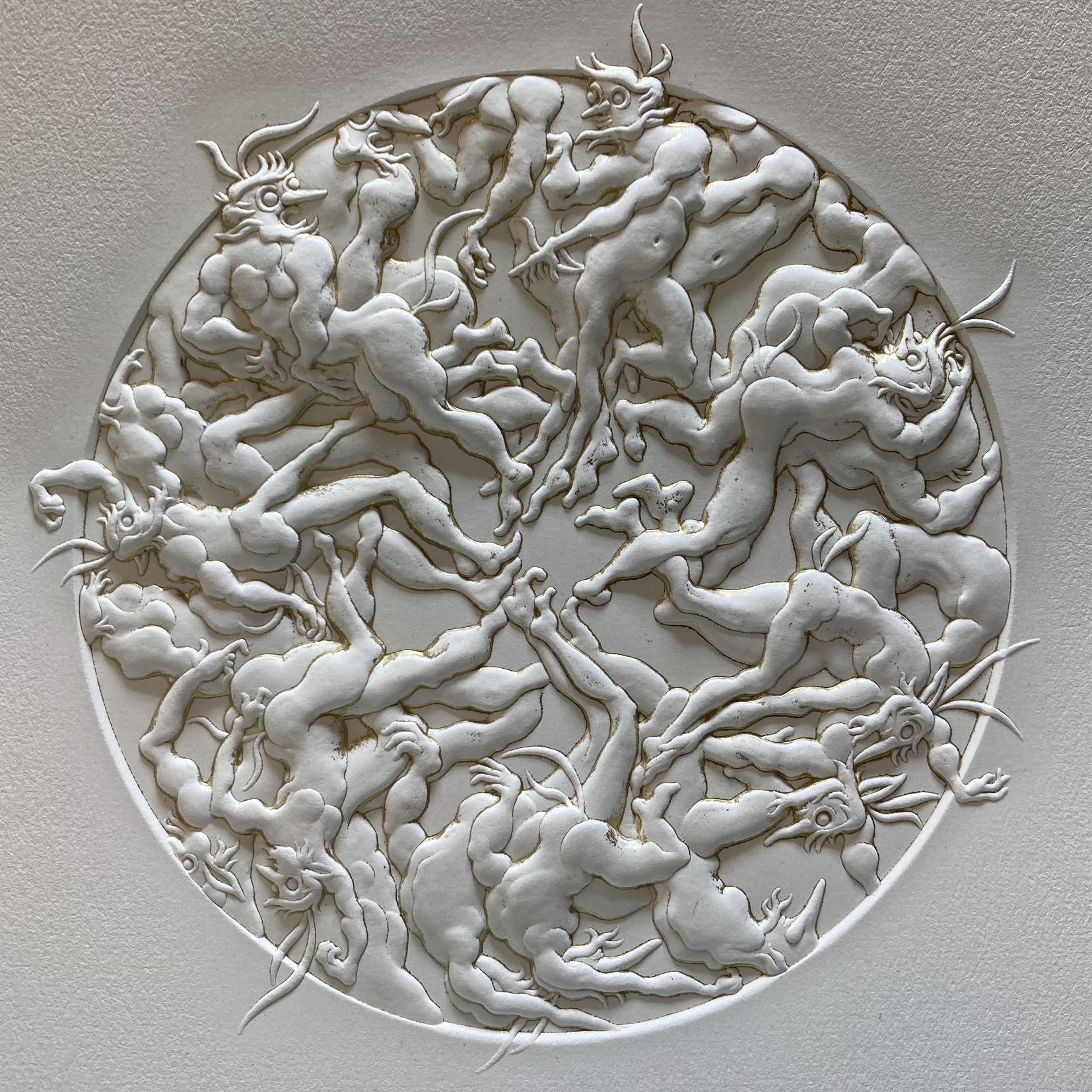 Gaufrage en relief blanc dans un médaillon circulaire : une mêlée de figures nues et de créatures cornues aux membres enchevêtrés, rehaussée de fins filets dorés.